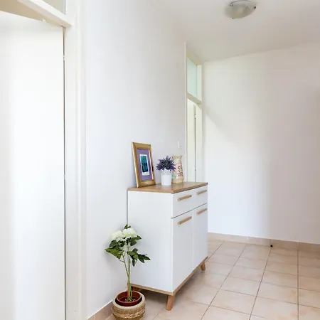 شقة With Parking Space - 24426 *